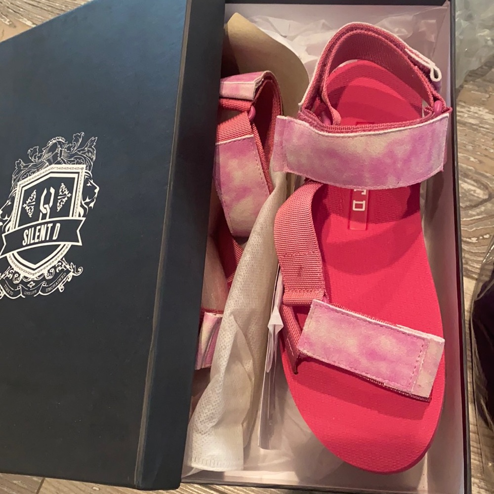 Silent D sandals